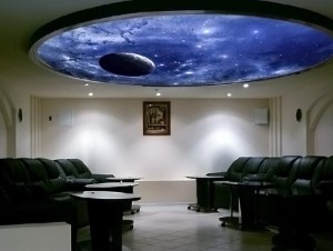 Натяжные потолки в интерьере
